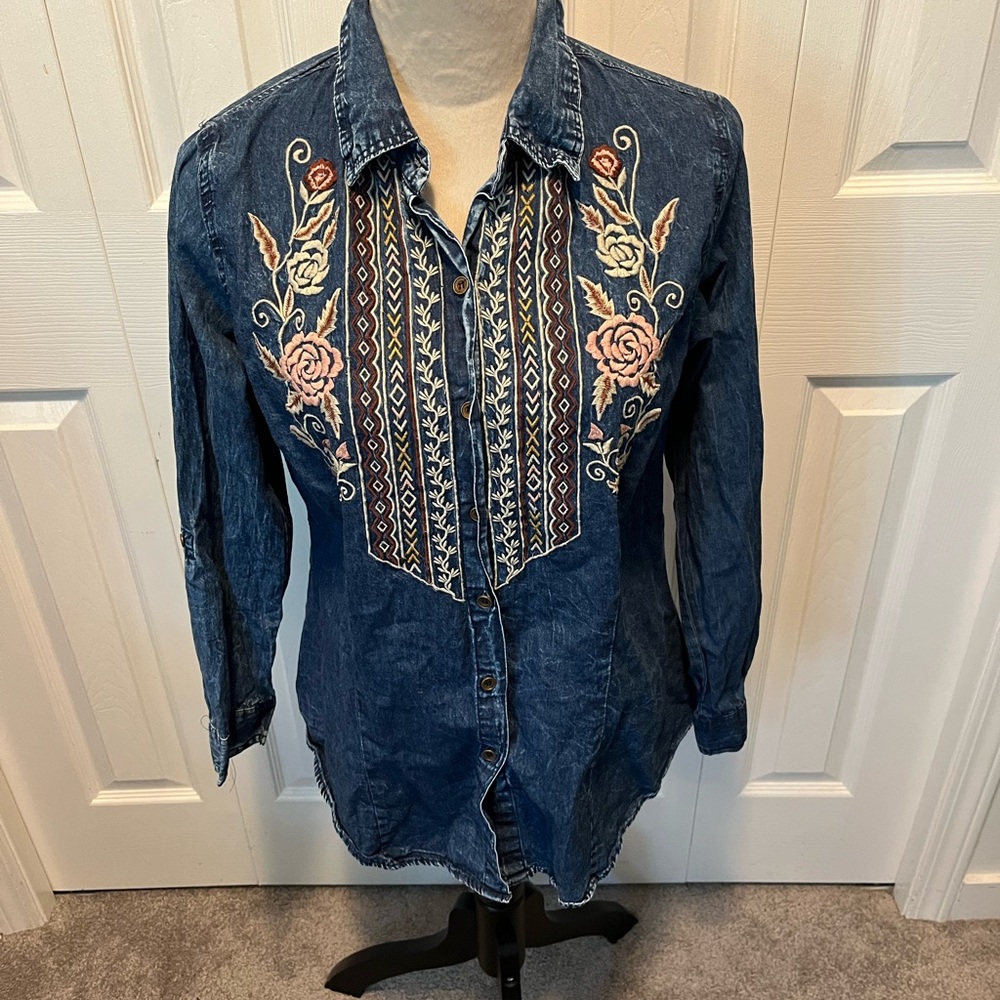 Lola P size M Embroidered Denim Button-Up Shirt